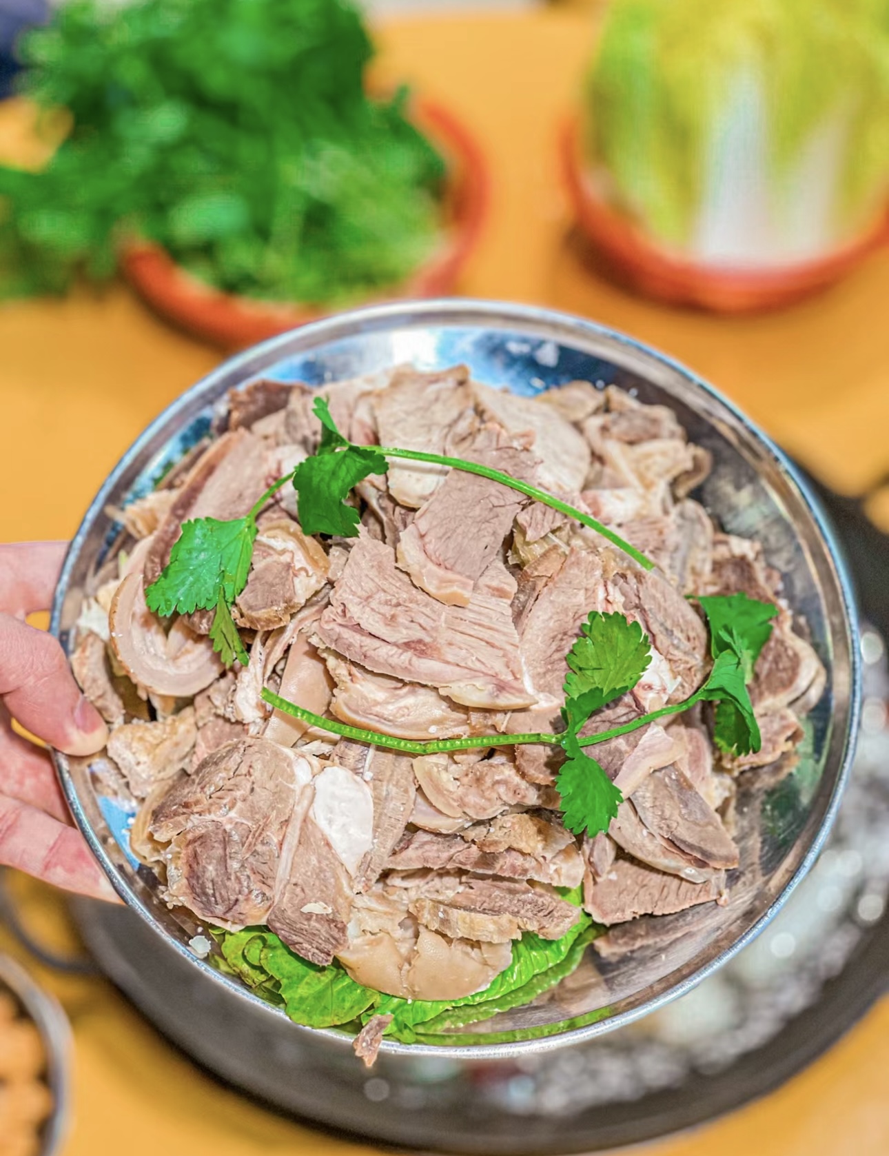 羊肉火锅，暖心暖胃。精选鲜嫩羊肉，在热辣 配图2
