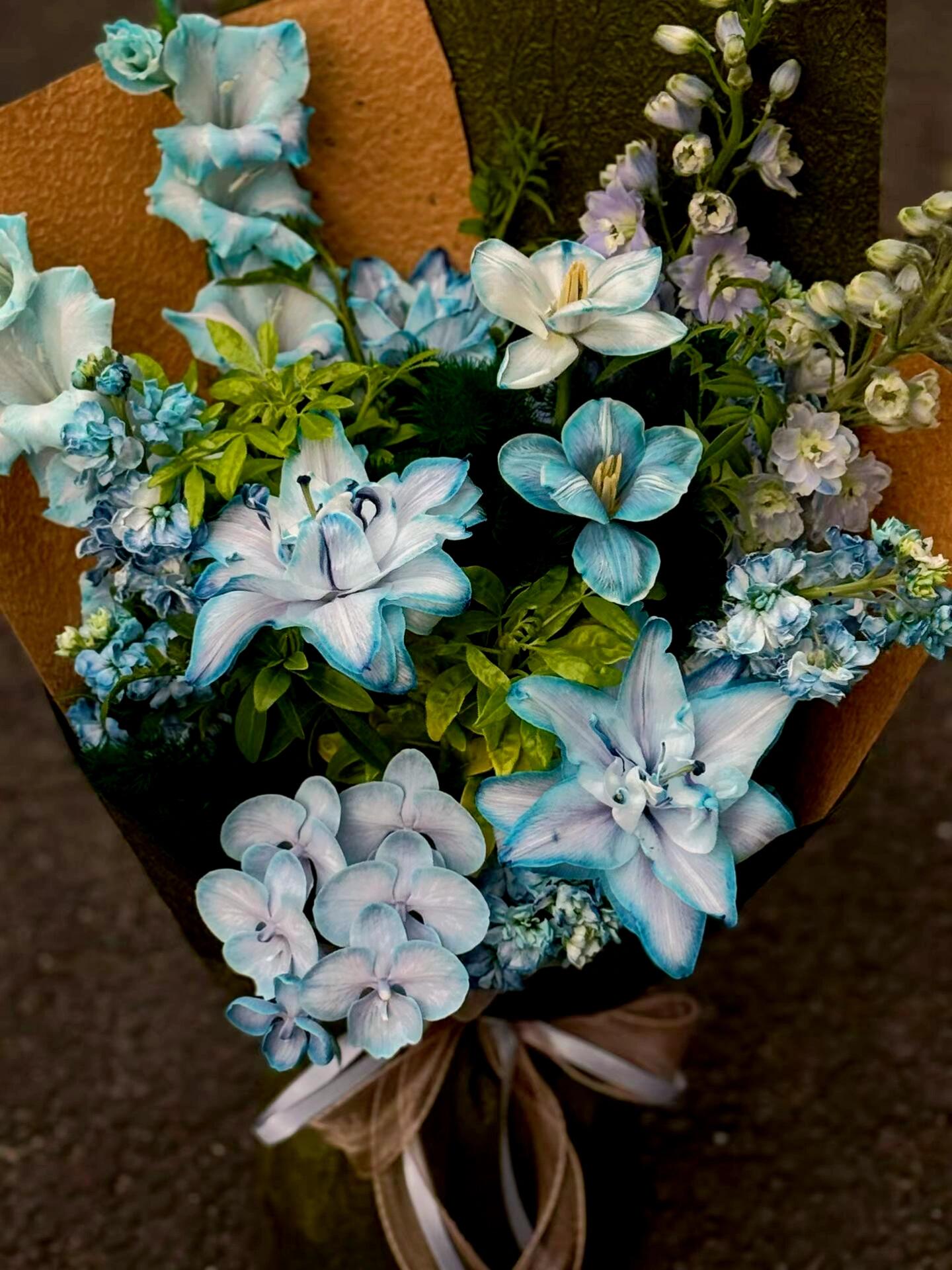 这束冰蓝百合💧是视觉的降温仪式 接过时指 配图2