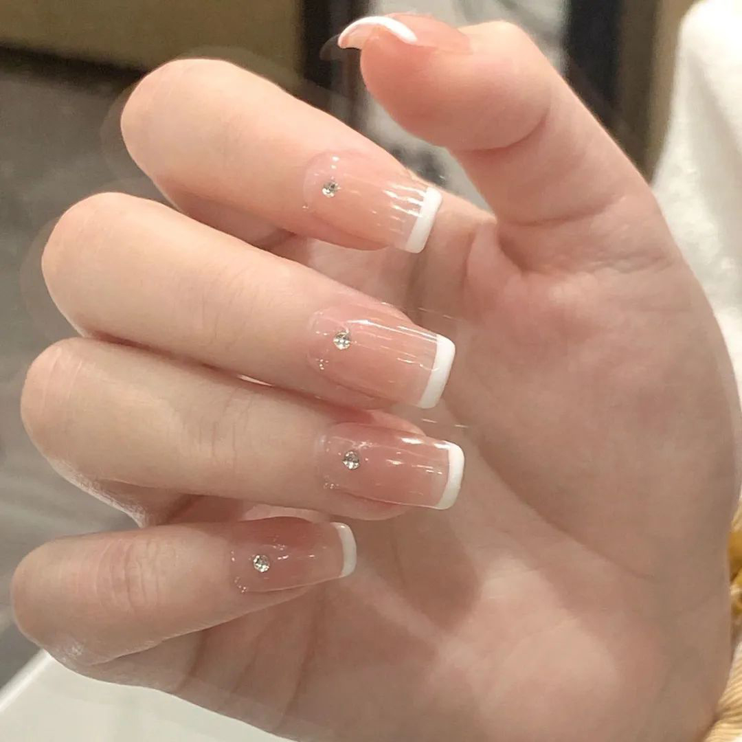 这个颜色真的绝了 戴上显得手超级白净 一