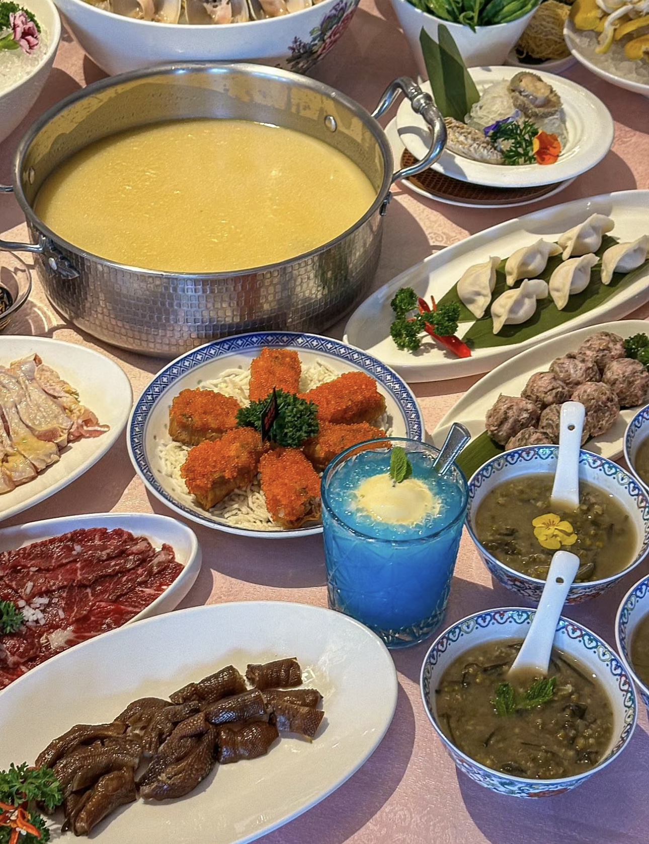 港式火锅，精致之选。浓郁汤底，食材上乘。 配图3