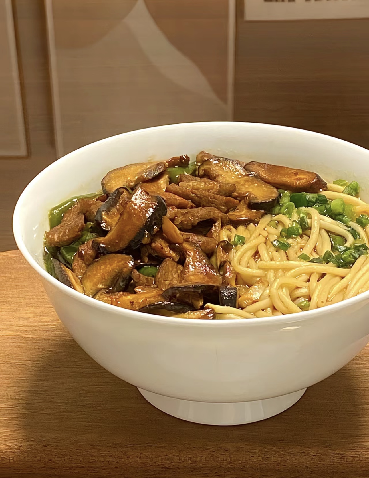 一碗香菇肉片汤面，散发着诱人香气。香菇的 配图1