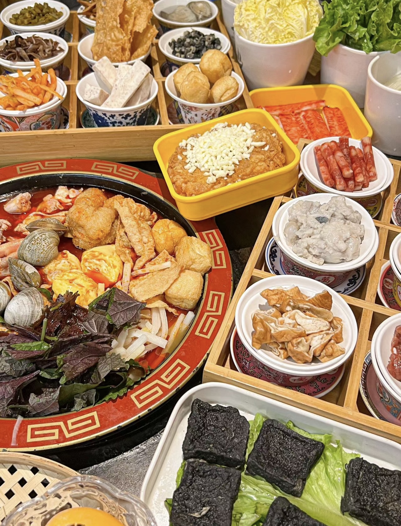 沉浸在螺蛳粉火锅的热辣鲜香里，每一口都是 配图2