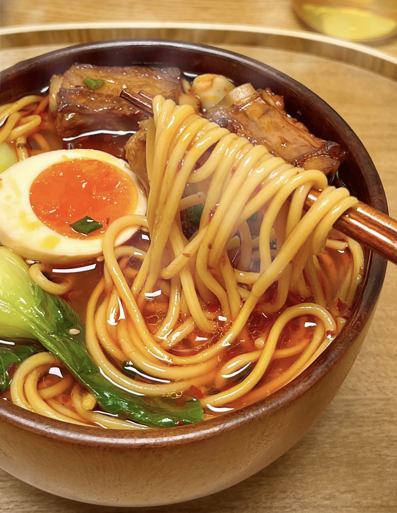 香辣排骨面，香辣滋味融入面条，大块排骨肉 配图3