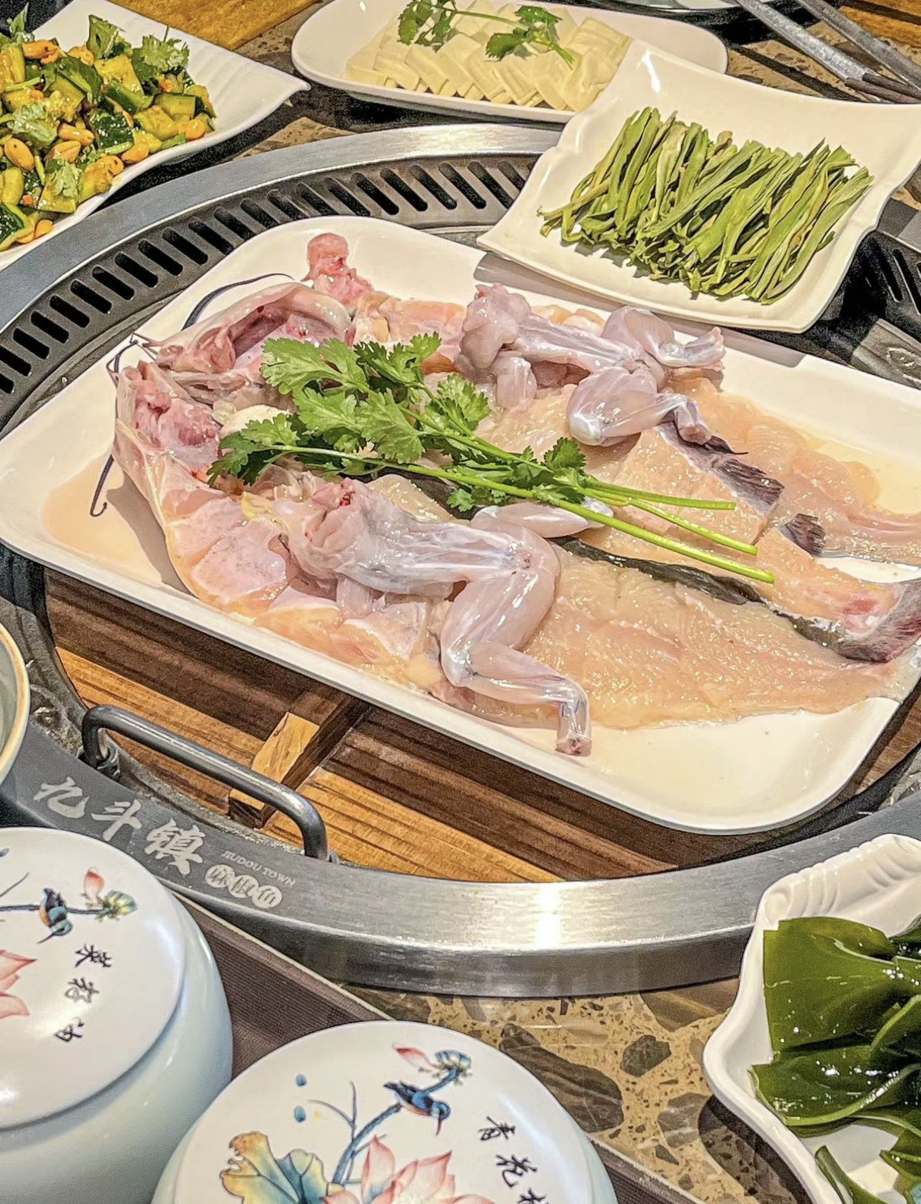 酸菜鱼蛙火锅，舌尖盛宴！鲜嫩鱼蛙搭配酸菜 配图2