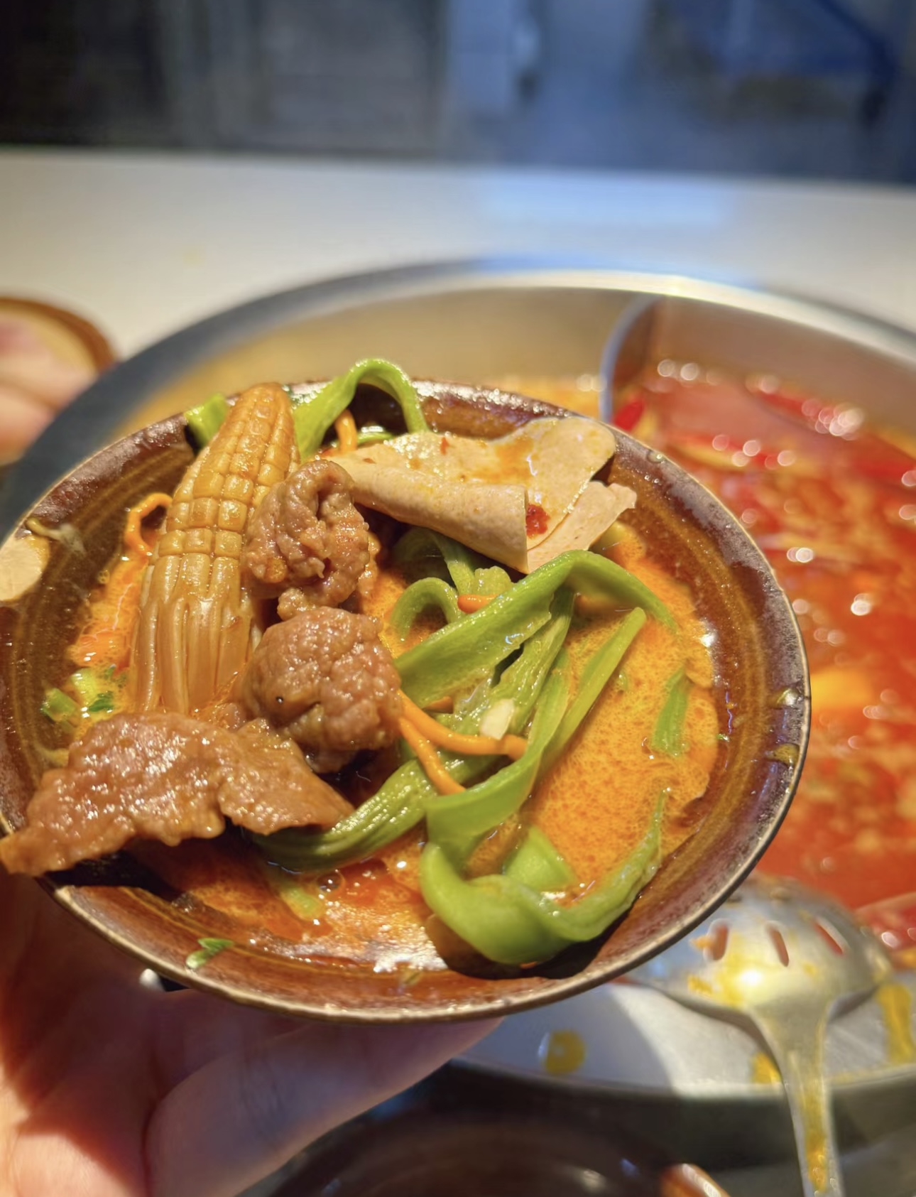 麻辣鲜香的重庆火锅，红油滚滚，食材丰富。 配图3