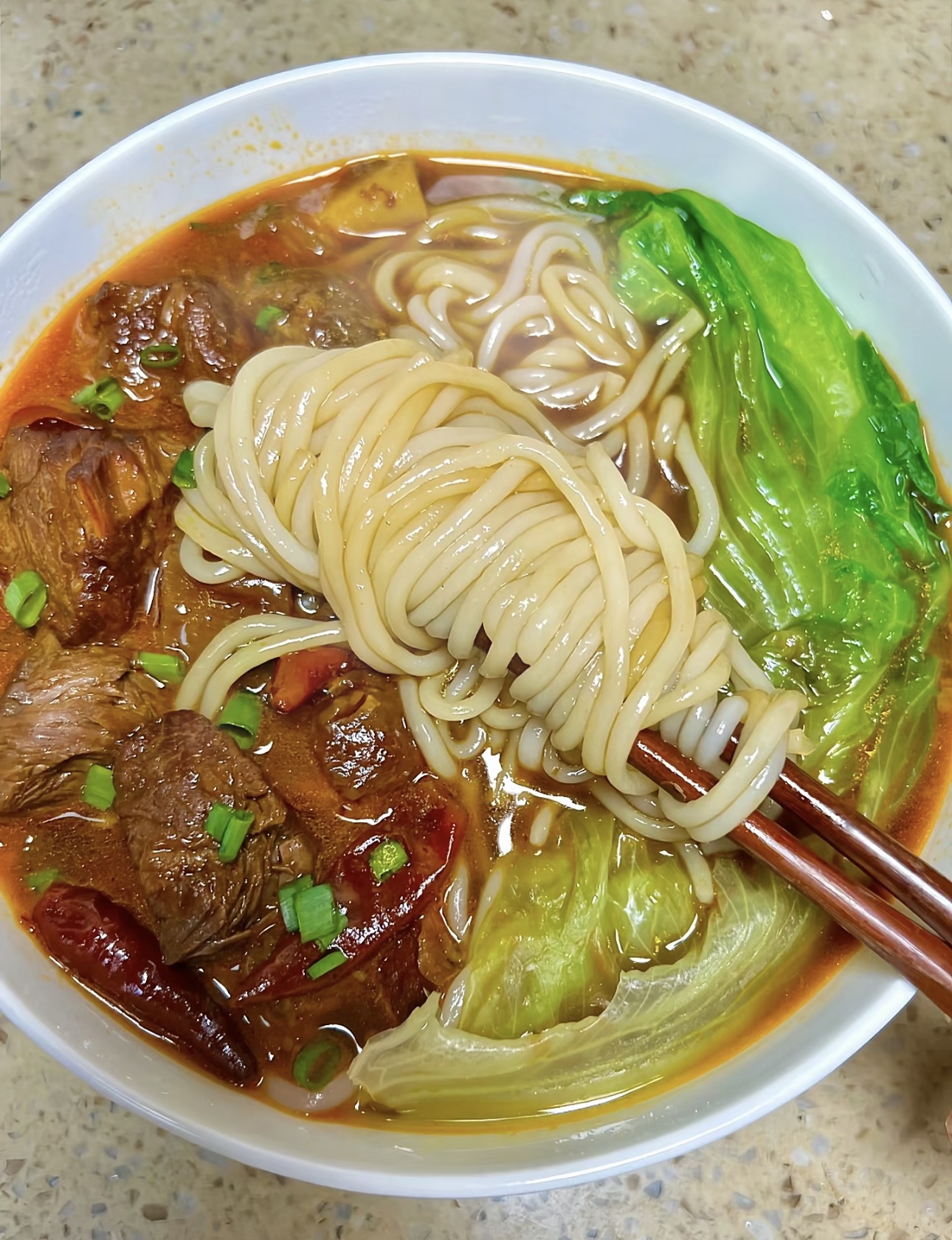 🍜 爽滑的米粉，配上鲜嫩多汁的牛肉，再浇 配图2