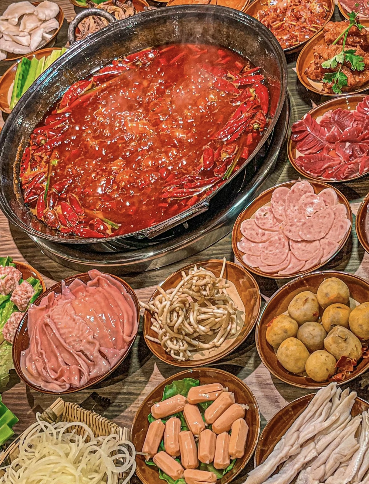 重庆火锅，魅力难挡！热辣锅底，食材丰富。 配图3