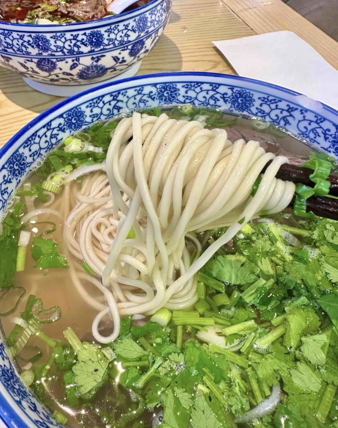牛肉拉面可真是美味！那黄澄澄的面条又长又 配图2