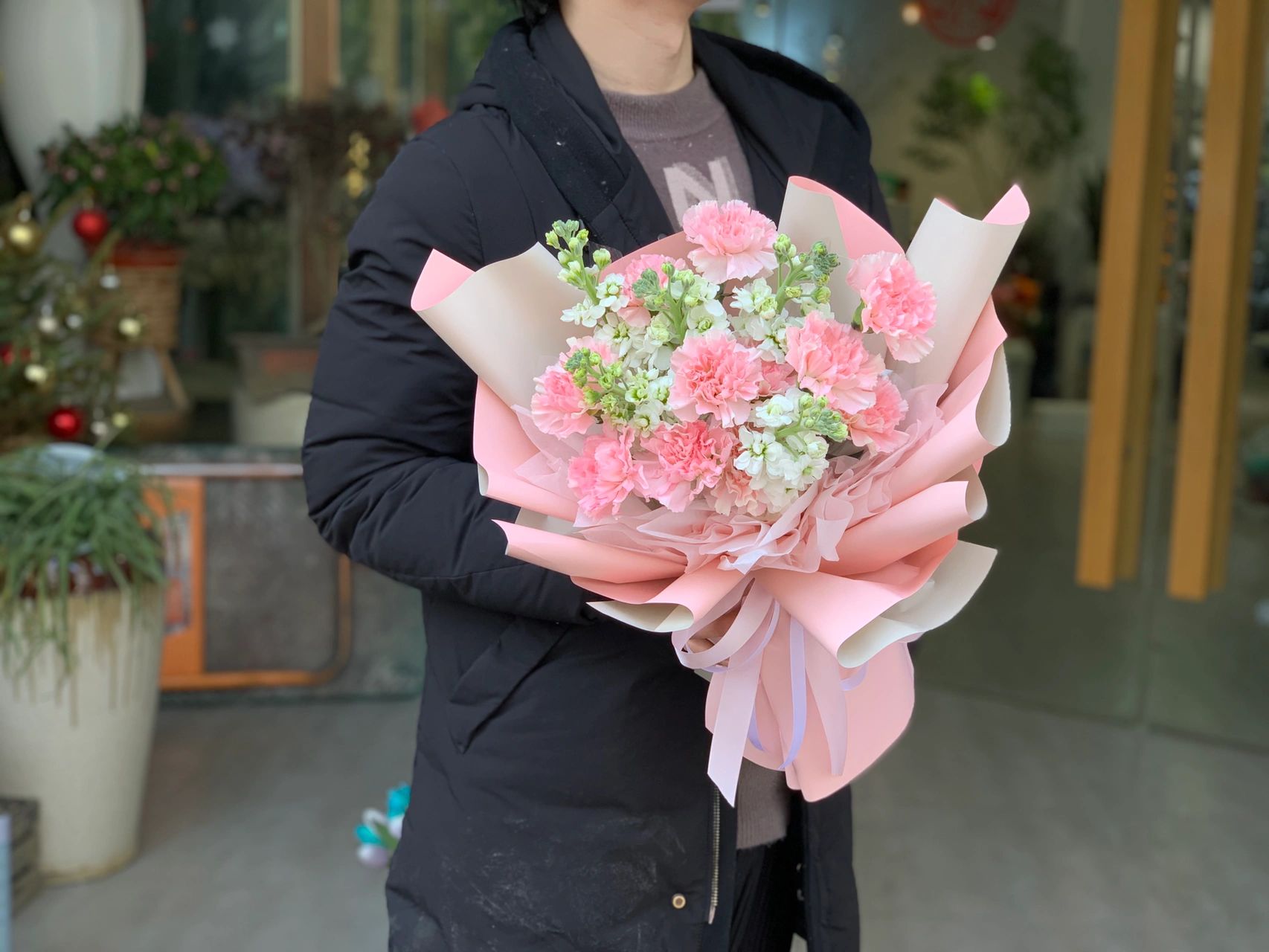 康乃馨紫罗兰混搭花束 好喜欢这样少女粉的 配图3