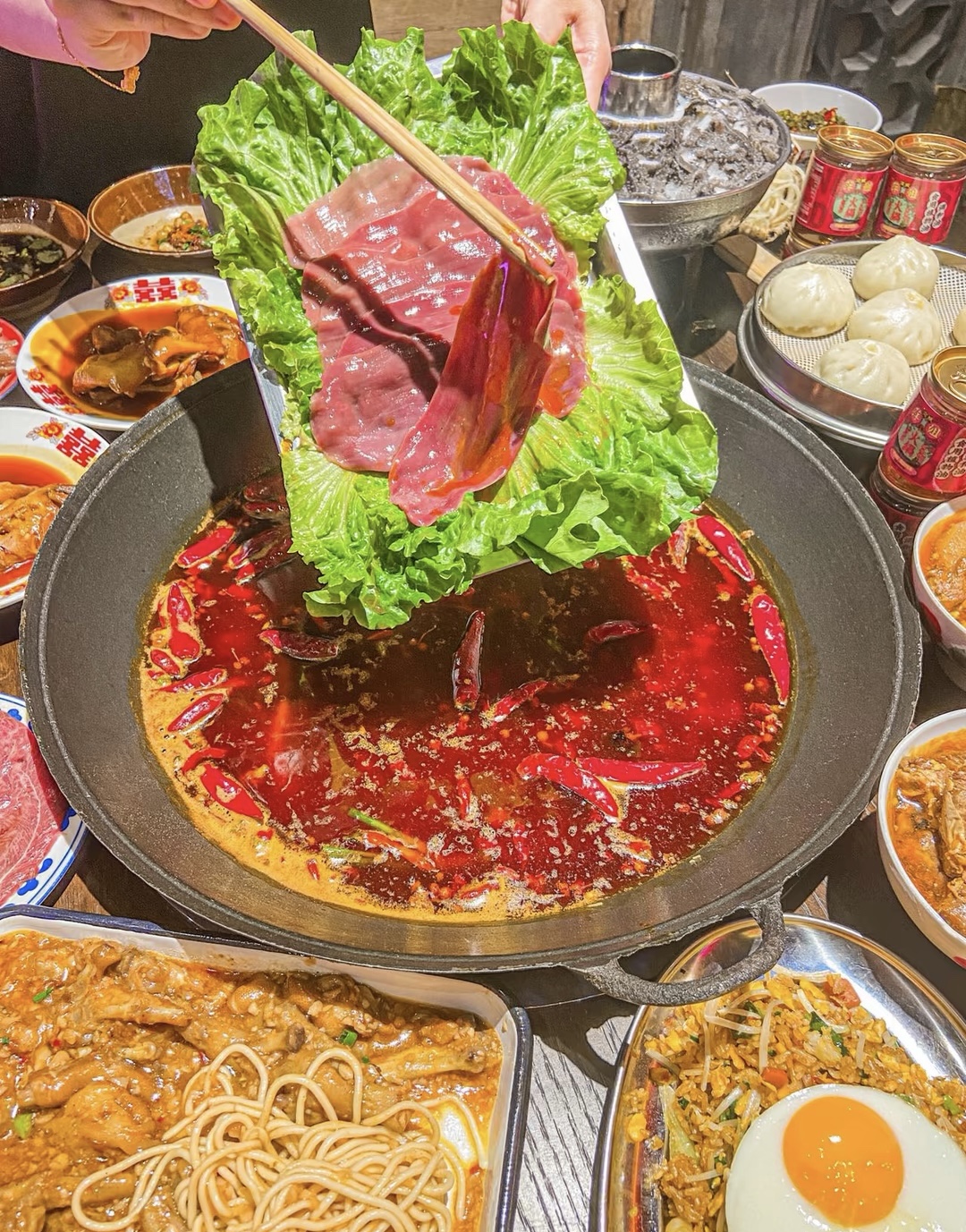 温暖的火锅汤底，丰富的食材选择，加上亲朋 配图2