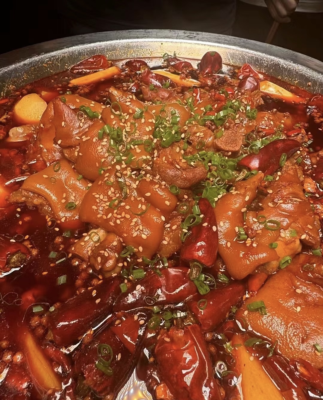猪蹄那软糯Q弹的口感，在火锅中翻滚，吸饱 配图1