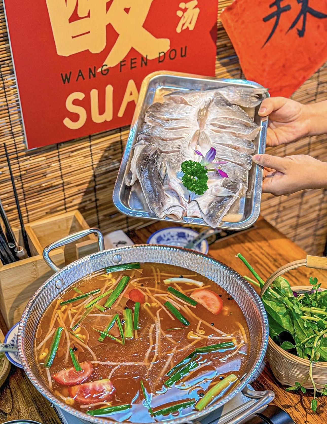 浓郁酸汤，独特风味。新鲜食材在锅中翻滚， 配图1
