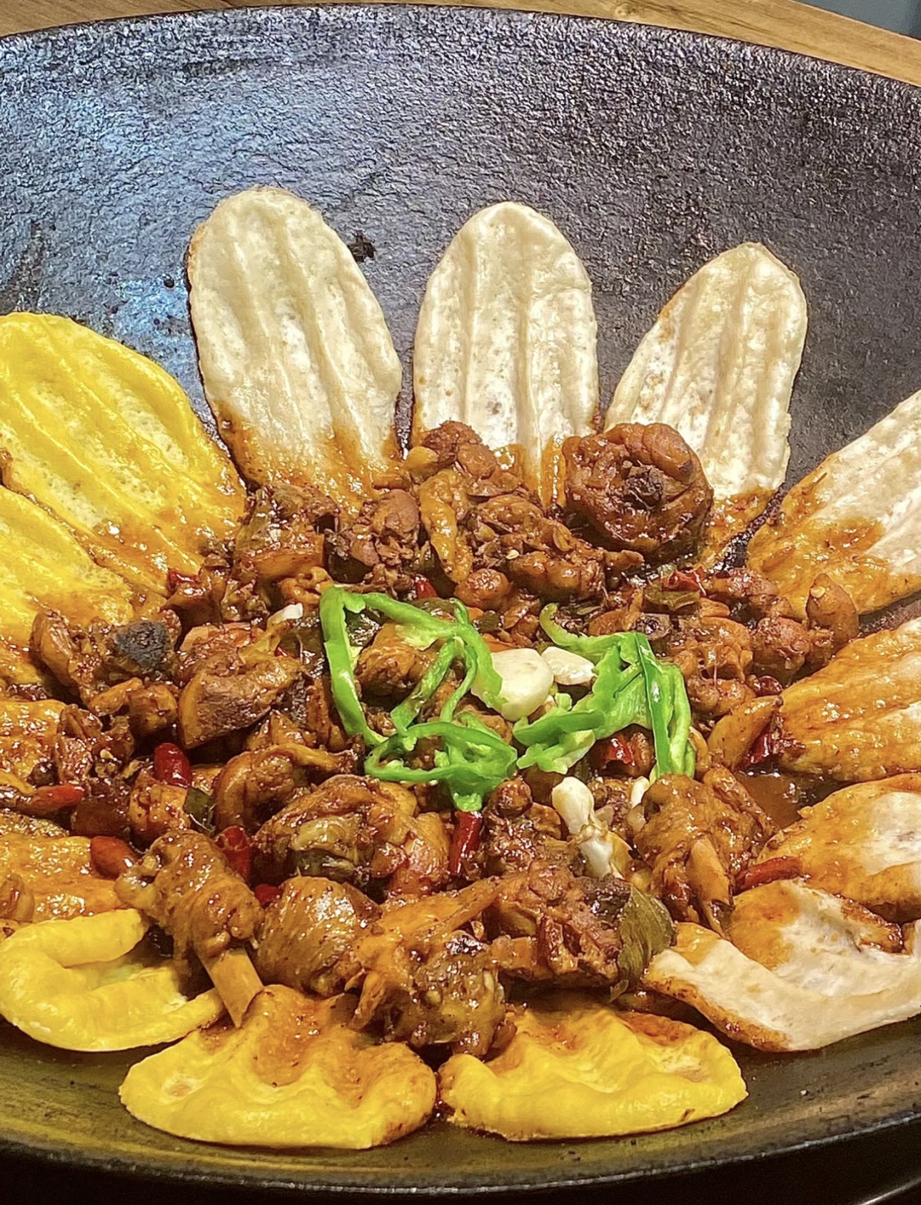 美味地锅鸡，铁锅炖煮出的醇厚风味。鸡肉与 配图1