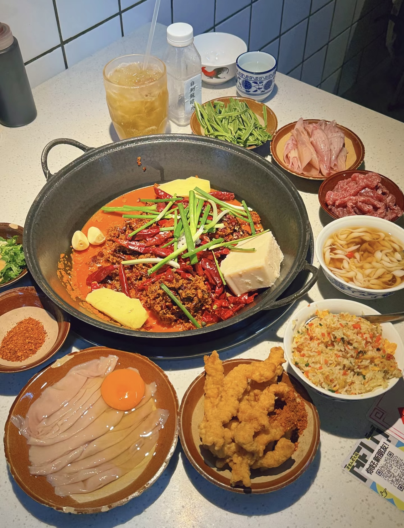 麻辣鲜香的重庆火锅，红油滚滚，食材丰富。 配图1