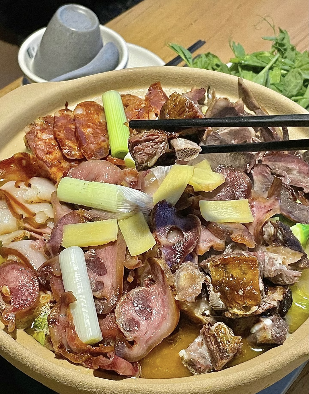 腊肉火锅，岁月沉淀的美味。那一片片熏香浓 配图2