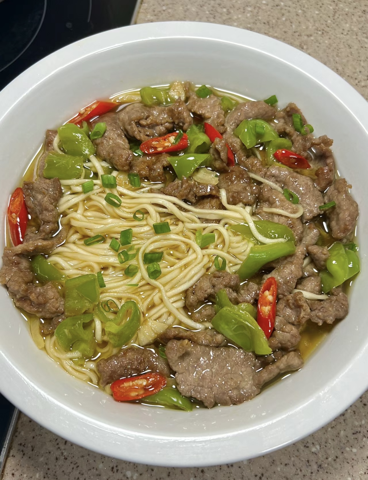 大块牛肉，软烂入味，筋道面条，爽滑有嚼劲 配图1