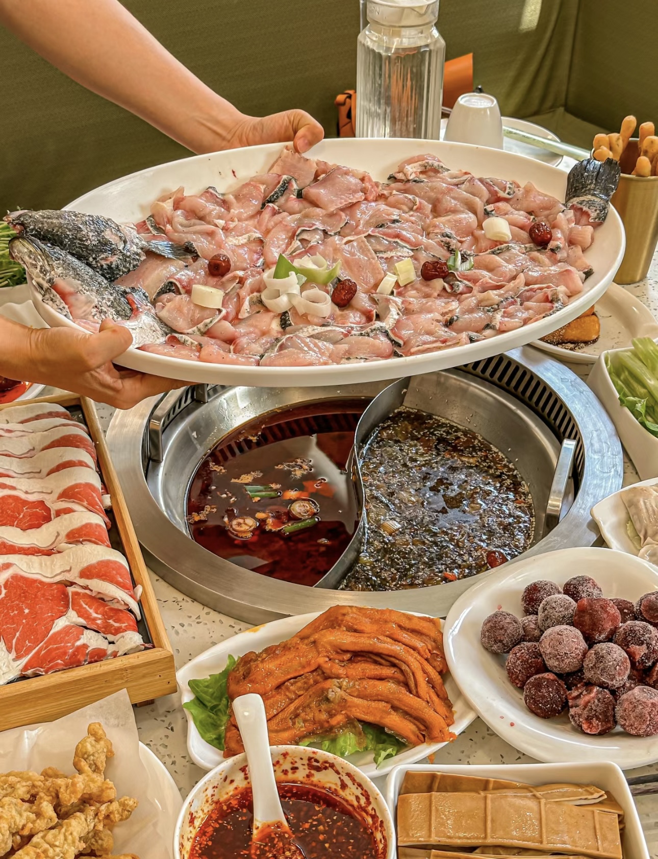 太原特色酸菜鱼火锅，鲜鱼与酸菜完美融合。 配图2