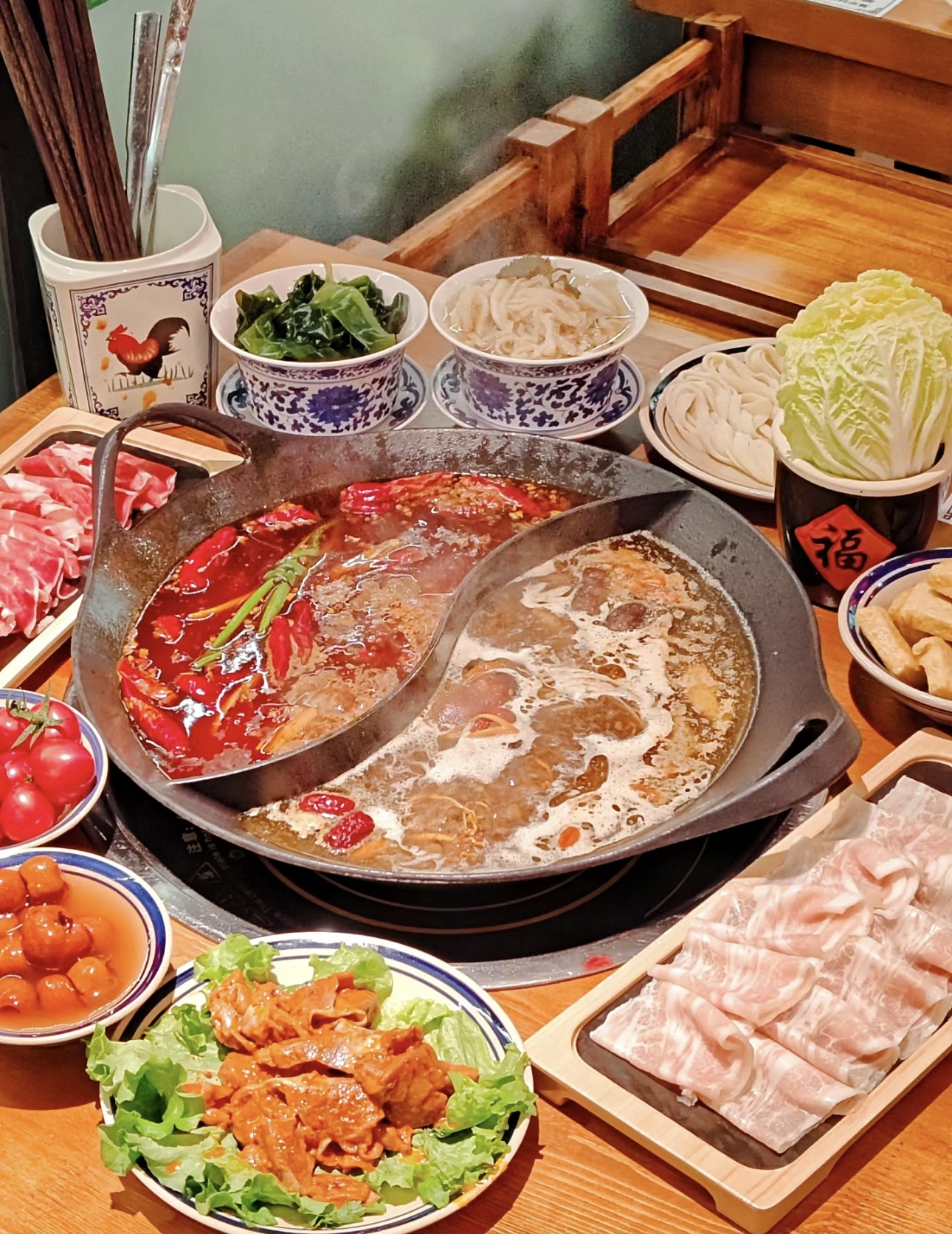 一锅红艳，煮沸人间美味；重庆火锅，辣翻味 配图2