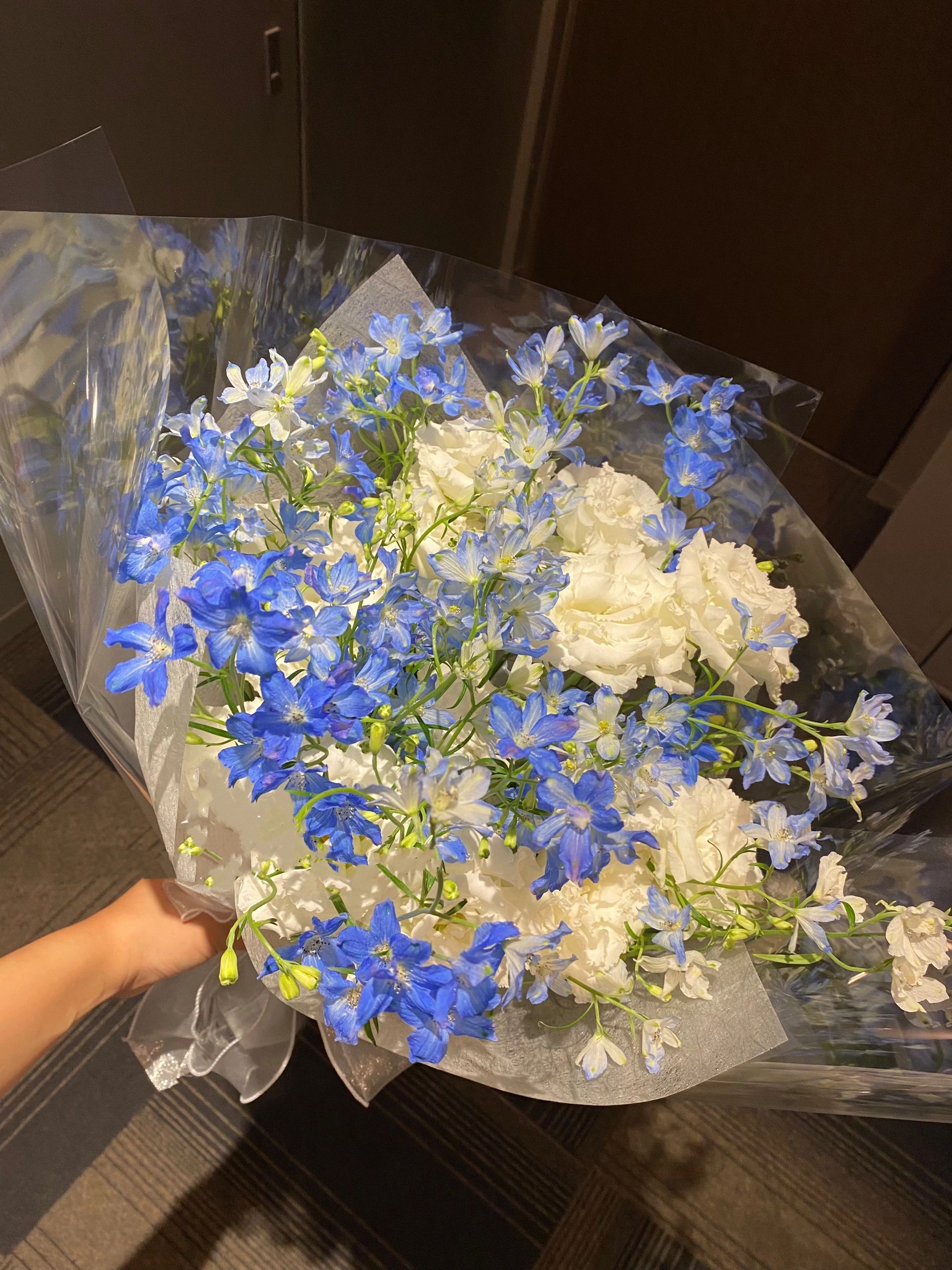 蓝白色系花束 客人为闺蜜搭配的花花 清新 配图1