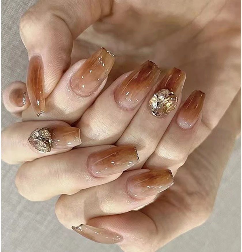 春季琥珀晕染美甲 晶莹剔透的质感，显白高