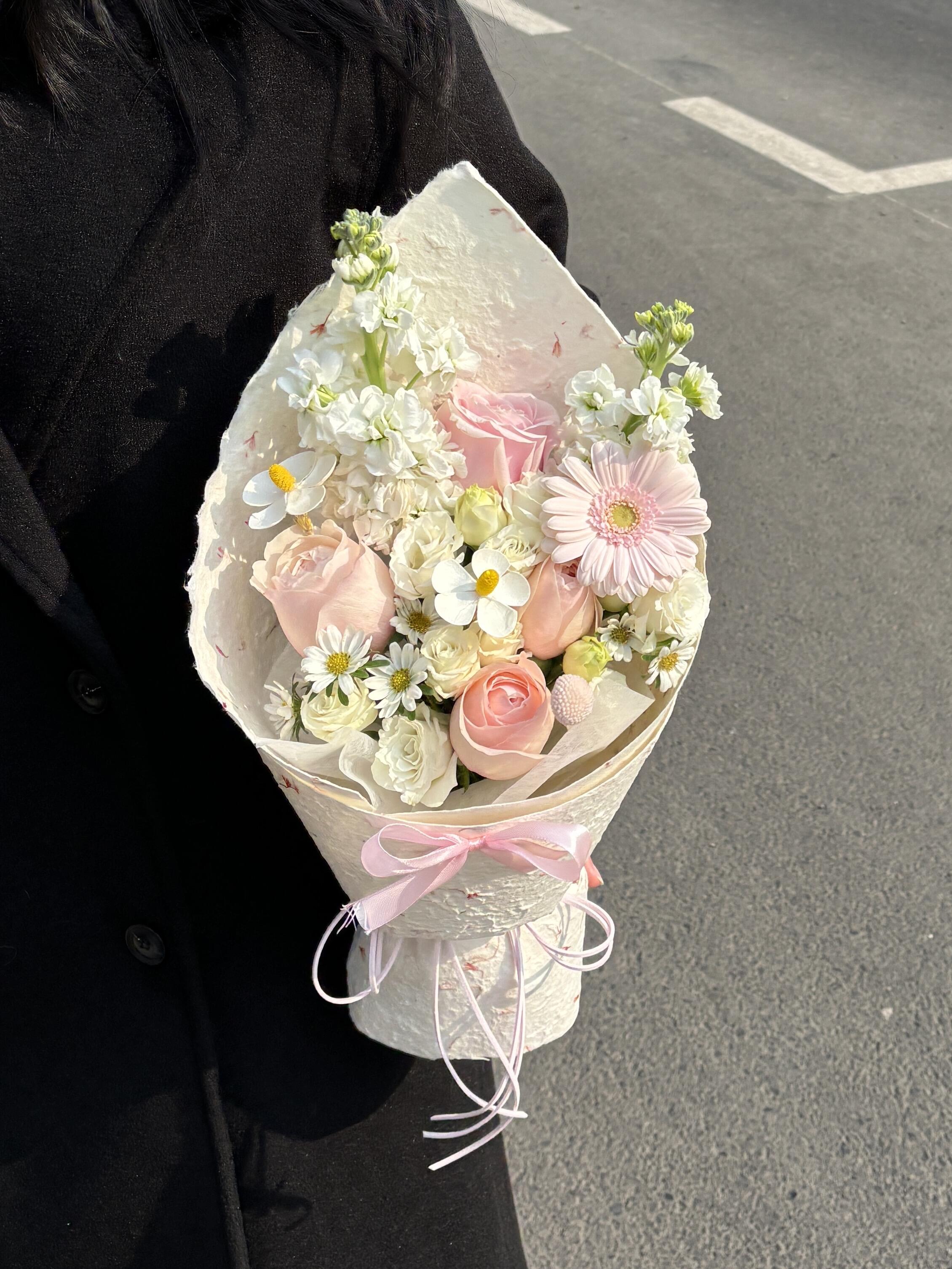 送女生小花束💐 愿今日有花🌸 有笑 有爱 配图1