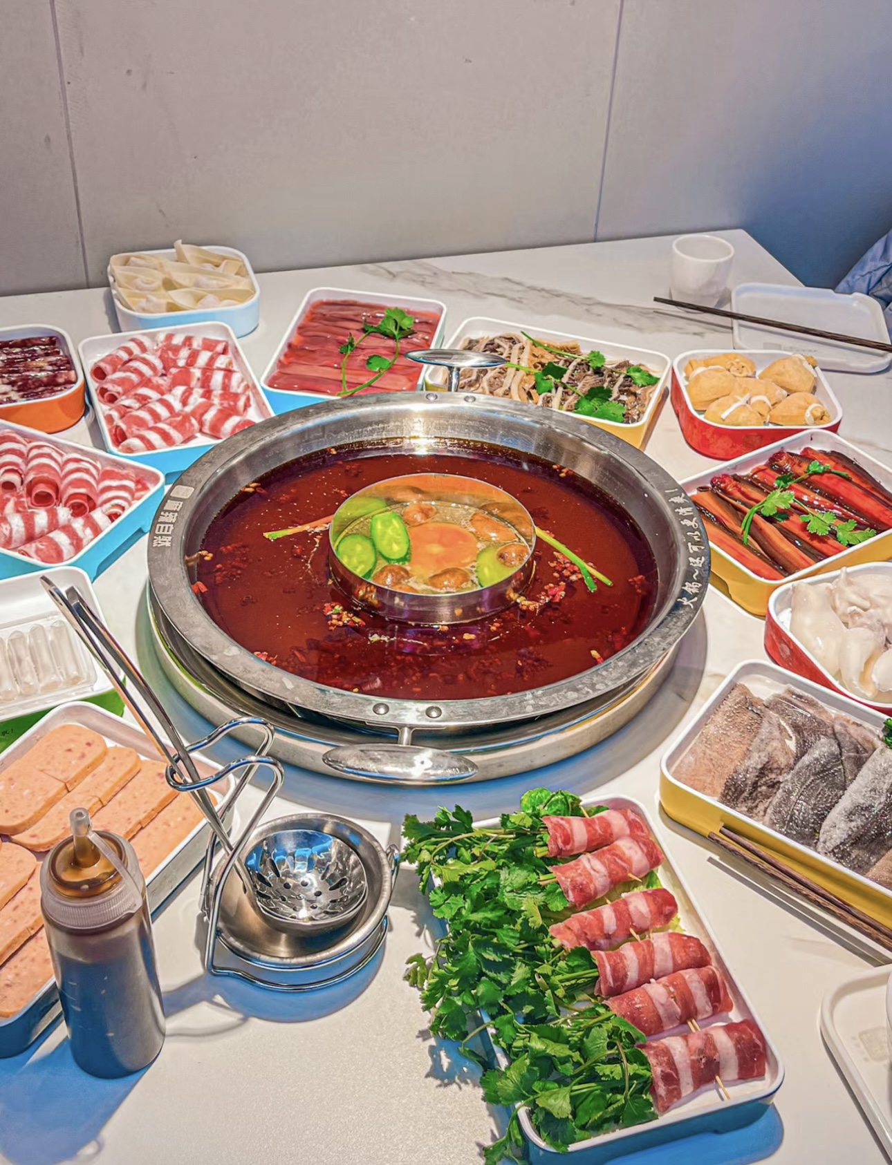 清油火锅，那清亮的汤底中，藏着麻辣的热情 配图1