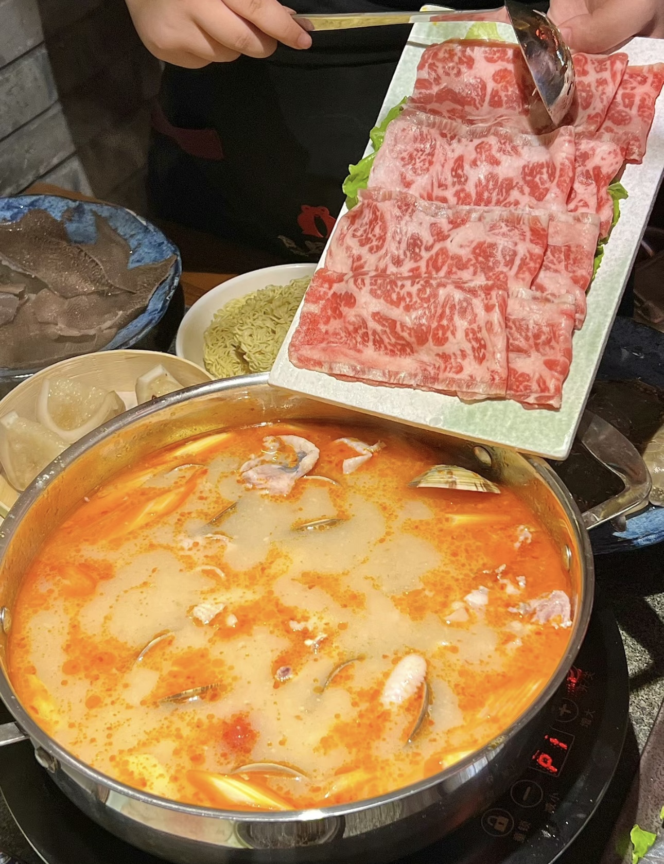 糟粕醋火锅散发着独特的酸香，食材在锅中翻 配图2