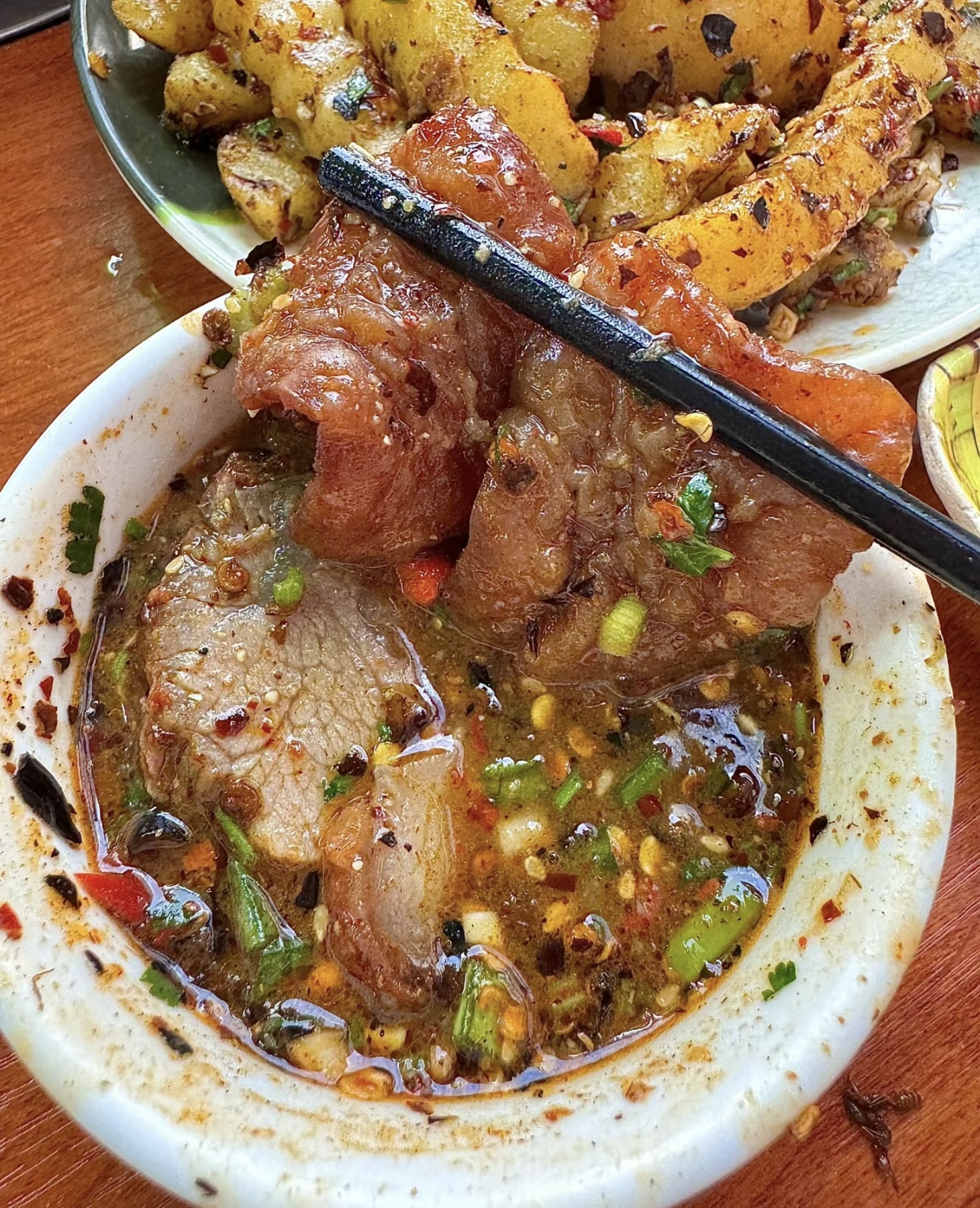 酸蚂蚁猪脚火锅，独特的酸蚂蚁融入浓郁汤中 配图3