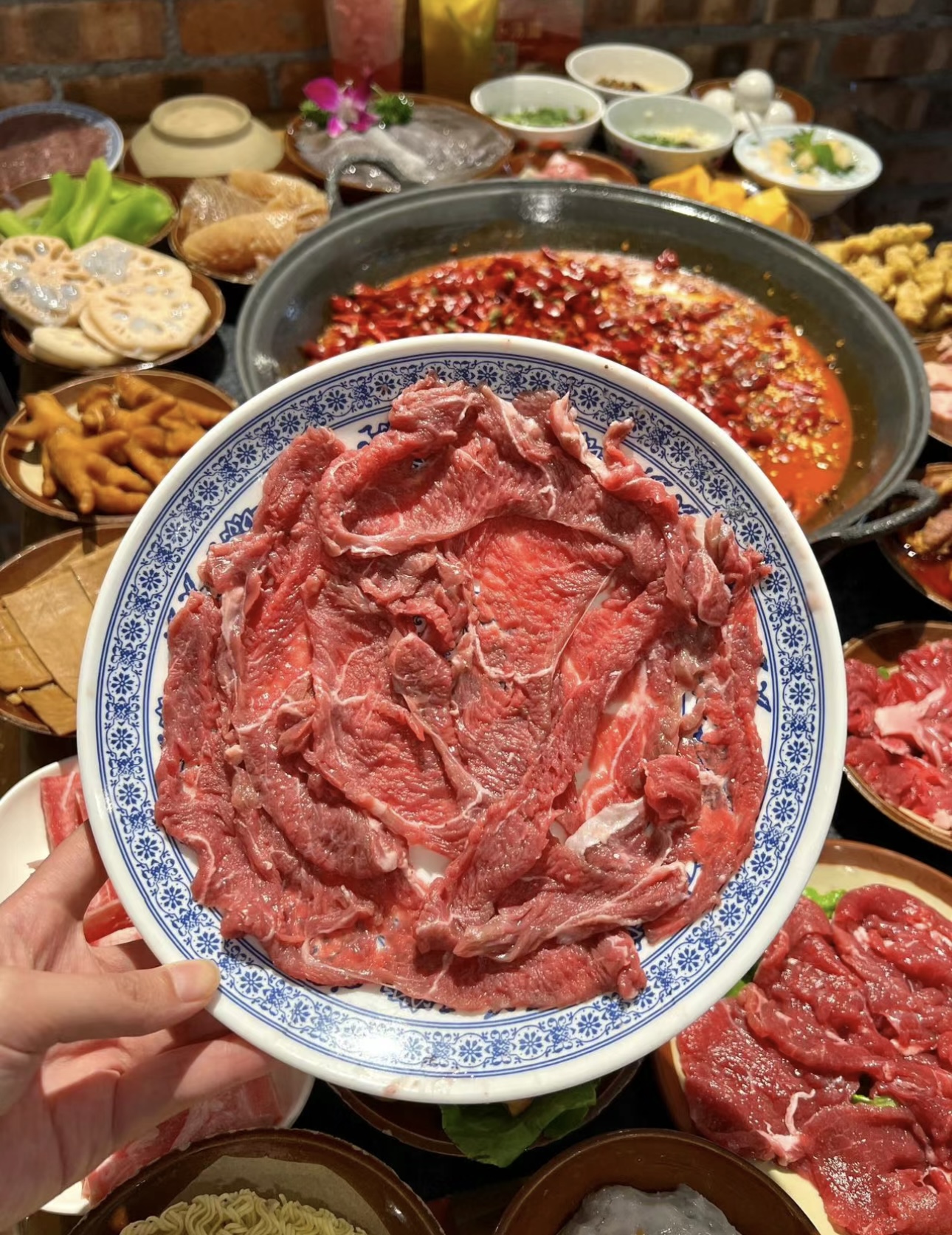 “巴渝风情，麻辣鲜香，重庆火锅以其独特的 配图2