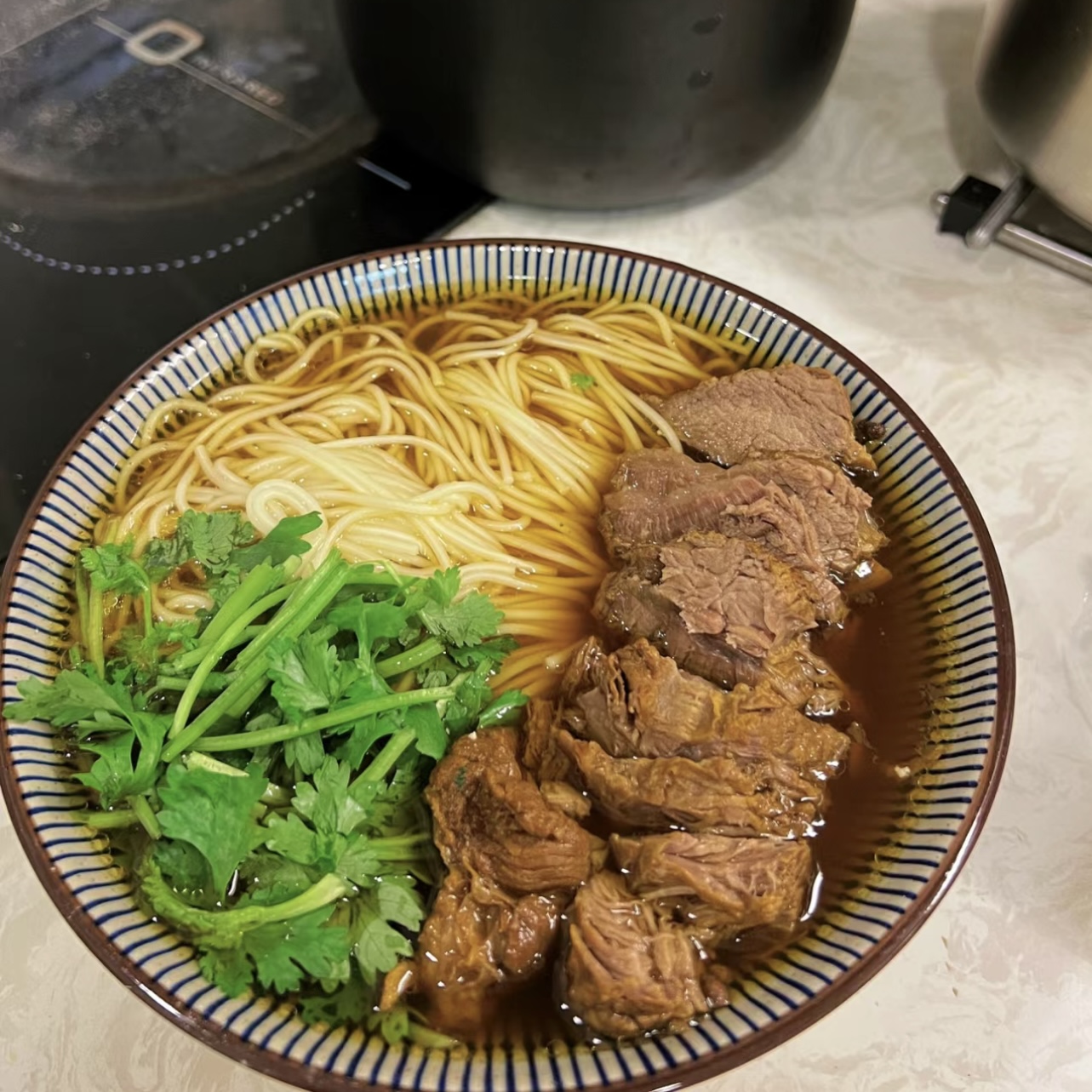 一碗红烧牛肉面，大块牛肉软烂入味，面条劲 配图1
