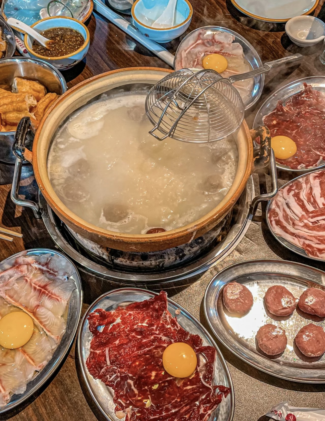 快来品尝独特的粥底火锅。绵滑粥底，熬煮出 配图1