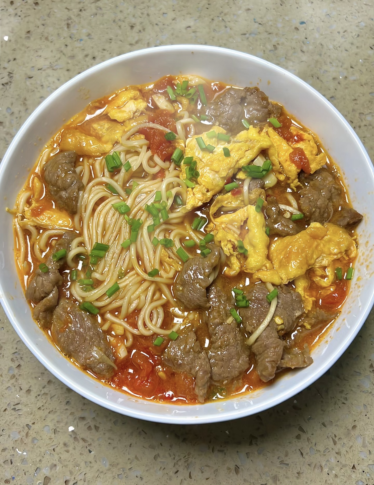 精选牛肉，鲜嫩多汁；营养鸡蛋，增添美味。 配图2