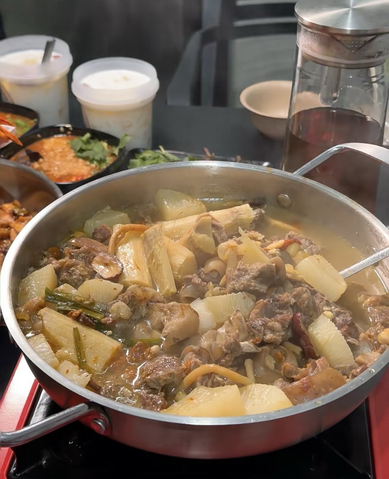 热气腾腾的羊肉火锅，鲜嫩羊肉在锅中翻滚， 配图3