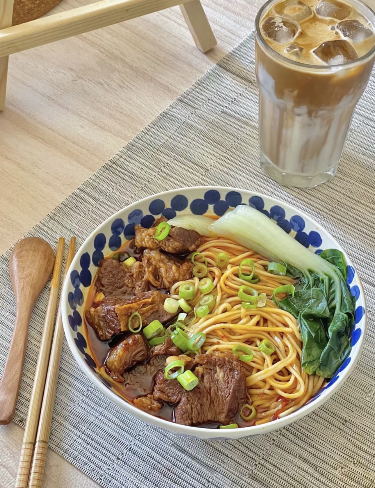 红烧牛肉面，经典的美味。大块牛肉炖得软烂 配图1