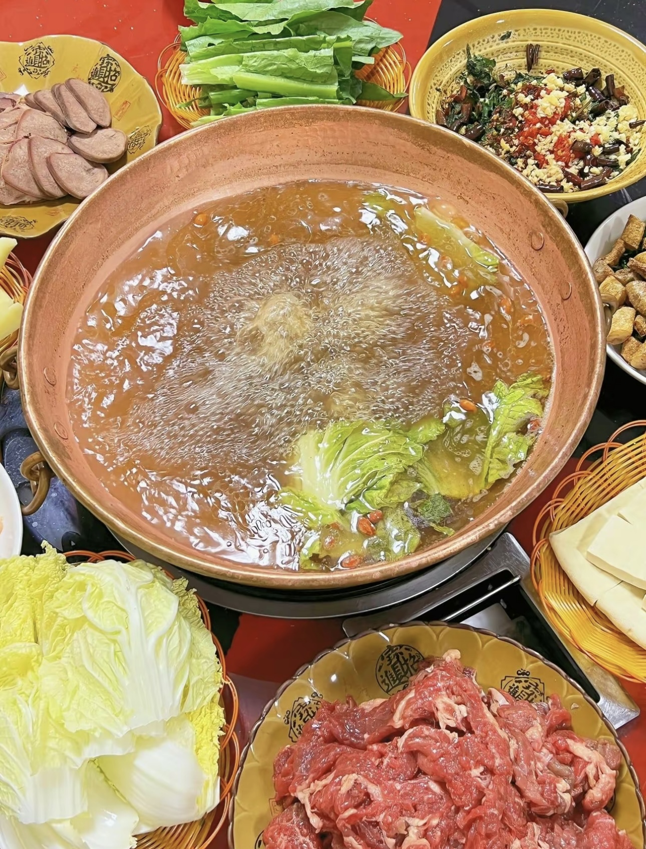 牛骨熬出来的汤汤底清澈却非常香，煮菜涮肉 配图1