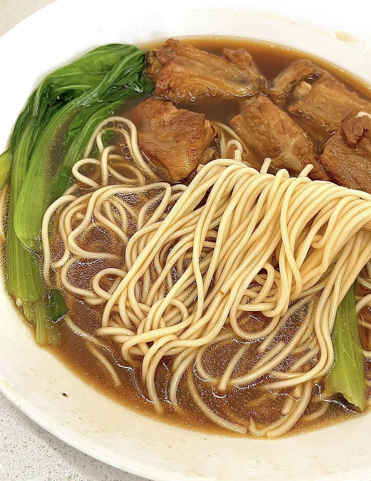 大块的排骨，鲜嫩多汁，经过精心红烧，散发 配图2