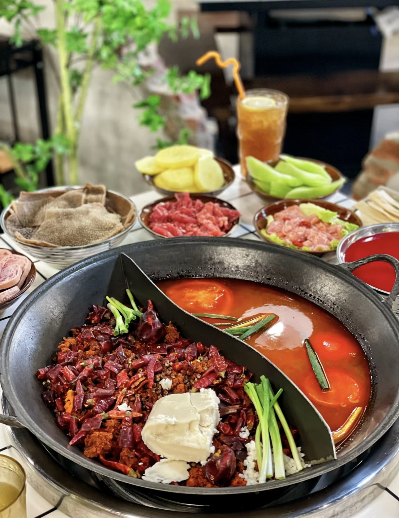 来感受鸳鸯火锅的独特魅力呀！红汤火辣刺激 配图1