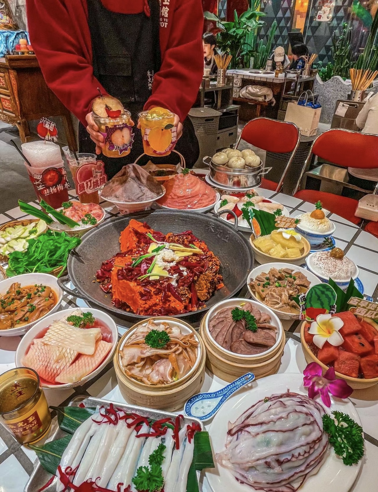 火锅的魅力在此刻尽情展现！锅底咕嘟咕嘟冒 配图1