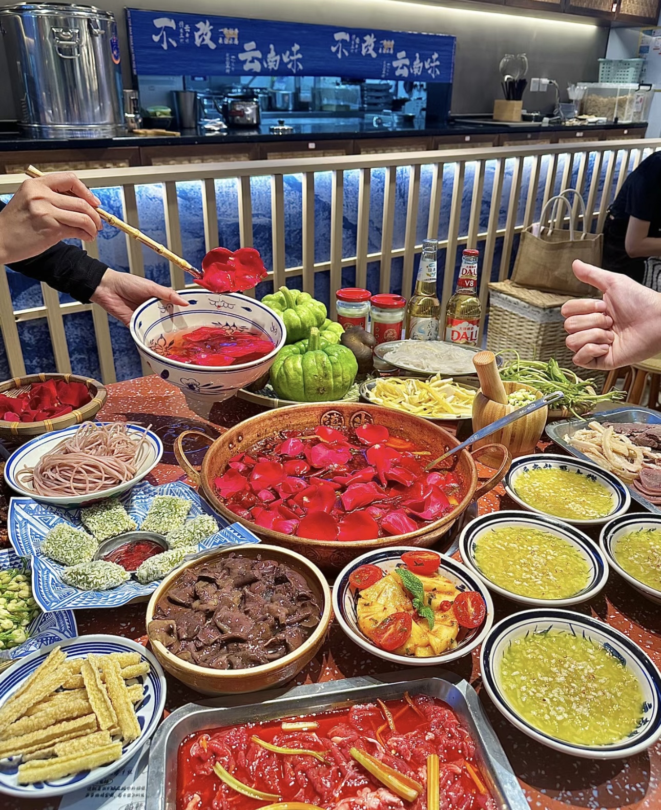 浪漫的玫瑰融入锅中，香气四溢。鲜嫩的食材 配图2