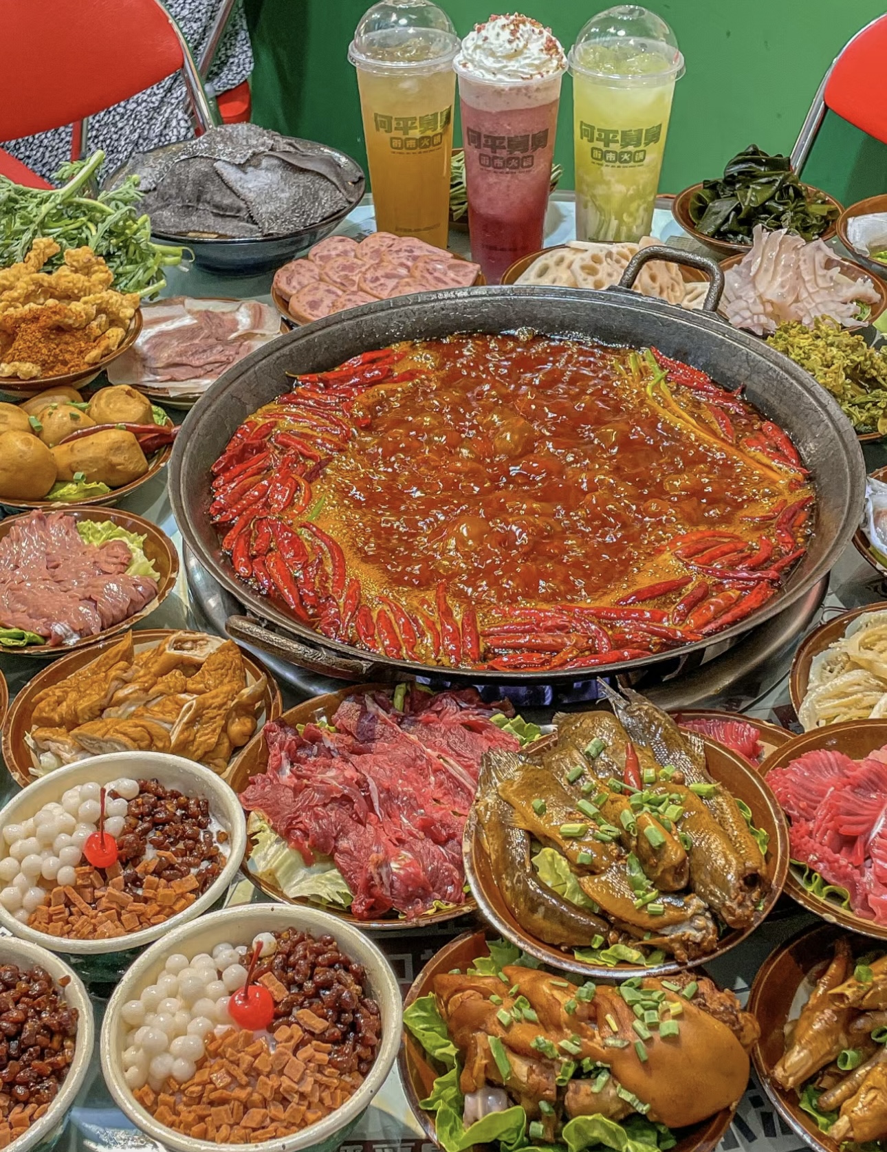 邂逅美味猪蹄火锅！猪蹄在锅中炖煮得软糯入 配图1