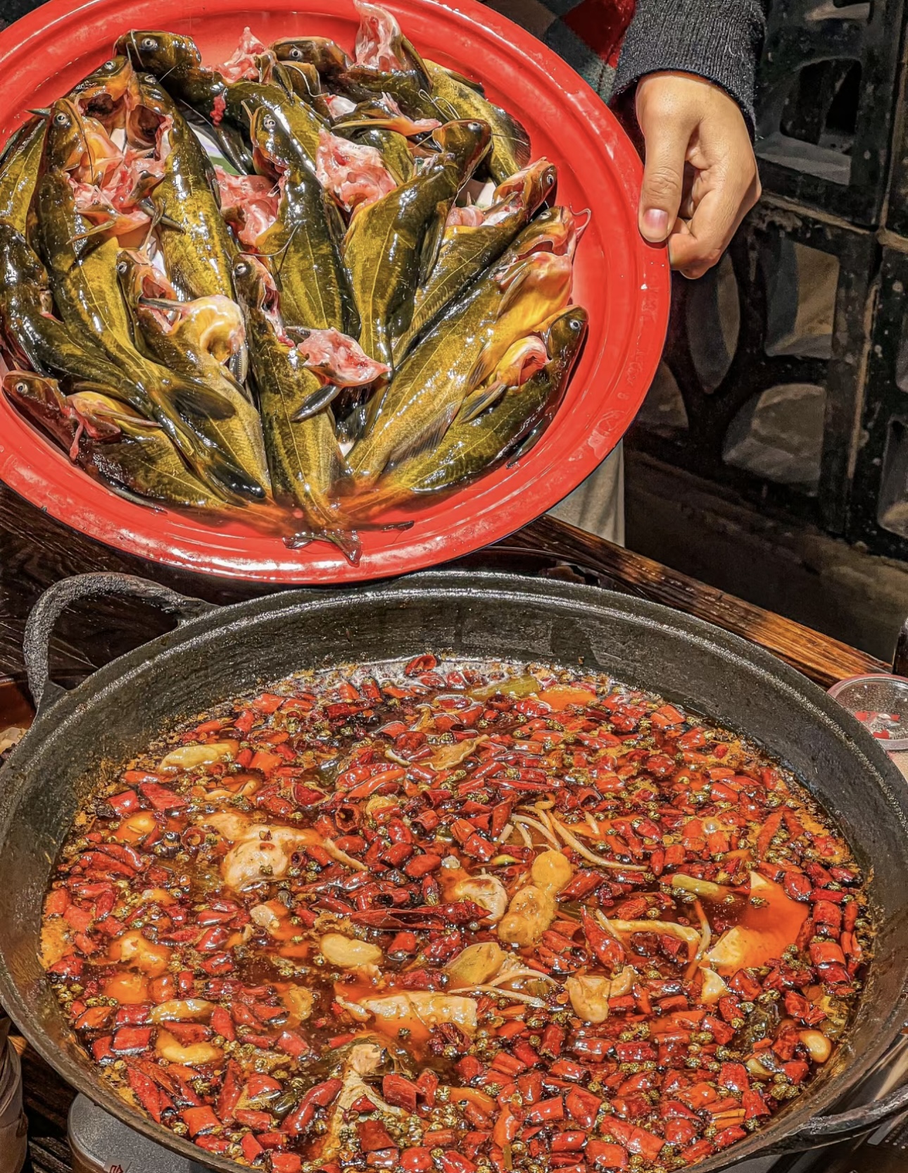 麻辣鱼火锅激情来袭！鲜嫩的鱼肉沉浸在热辣 配图1