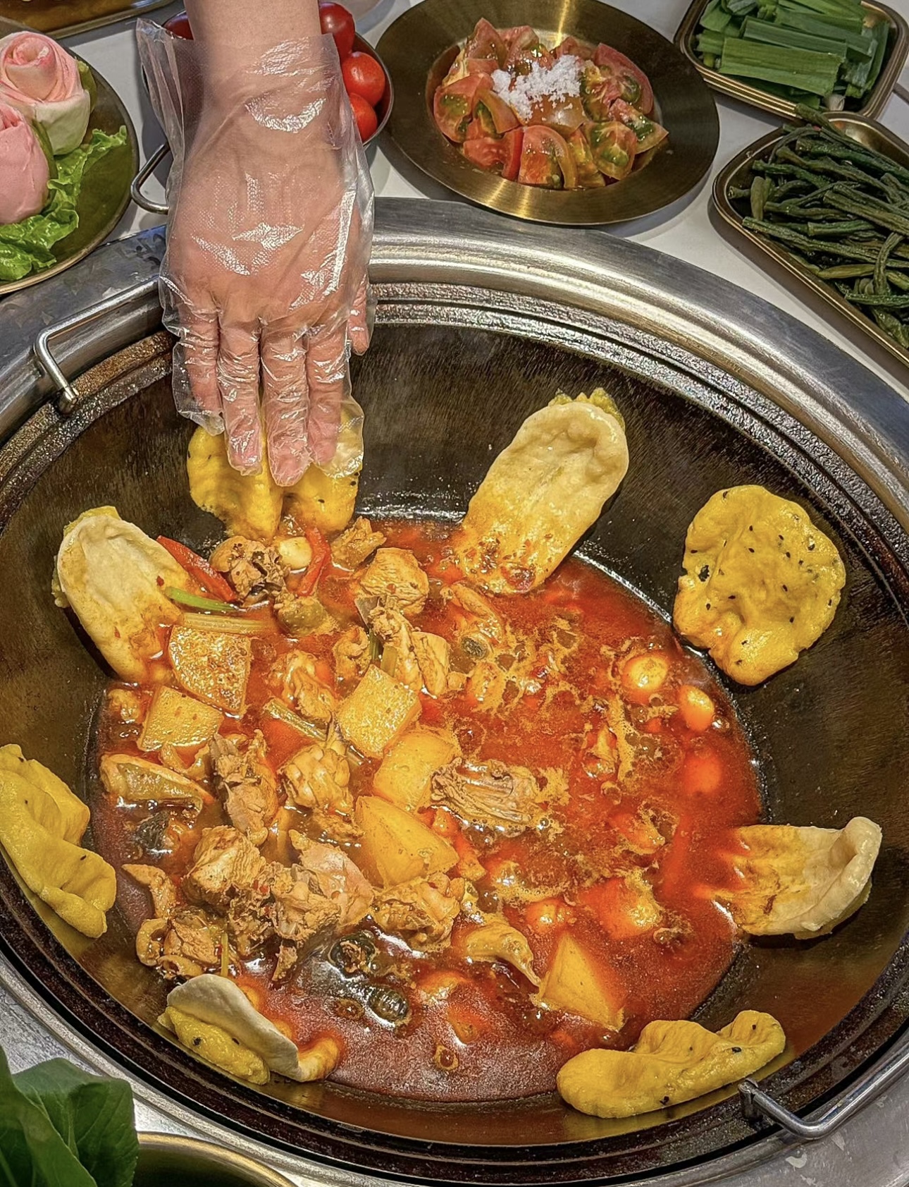 地锅鸡，传统美味的代表。鸡肉鲜嫩多汁，铁 配图2