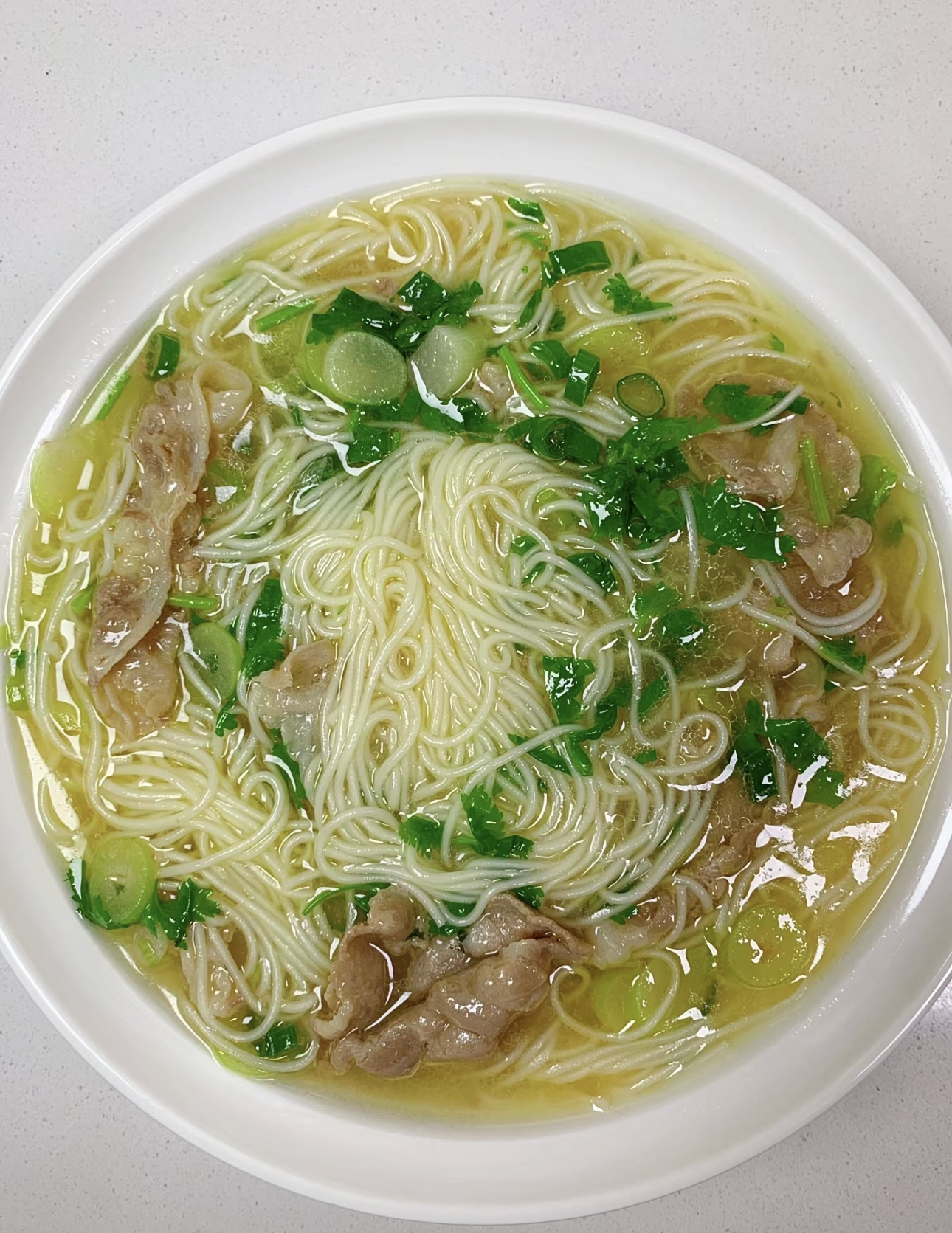 一碗羊肉清汤面，宛如冬日里的一缕暖阳。细 配图1