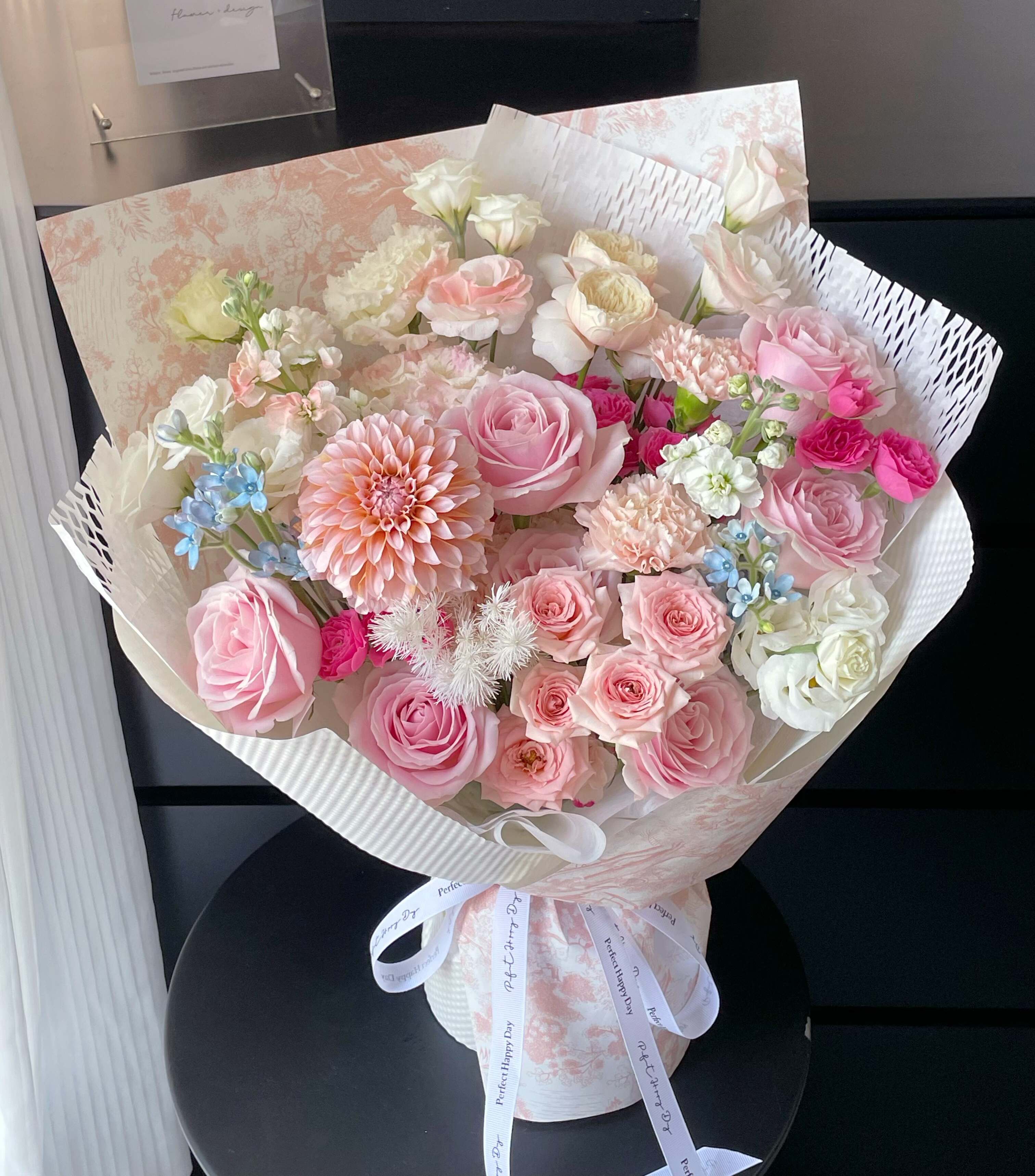 粉色是色彩 亦是藏不住的浪漫🌷 鲜花赠谁🌷 谁就捧着满心浪漫 配图1