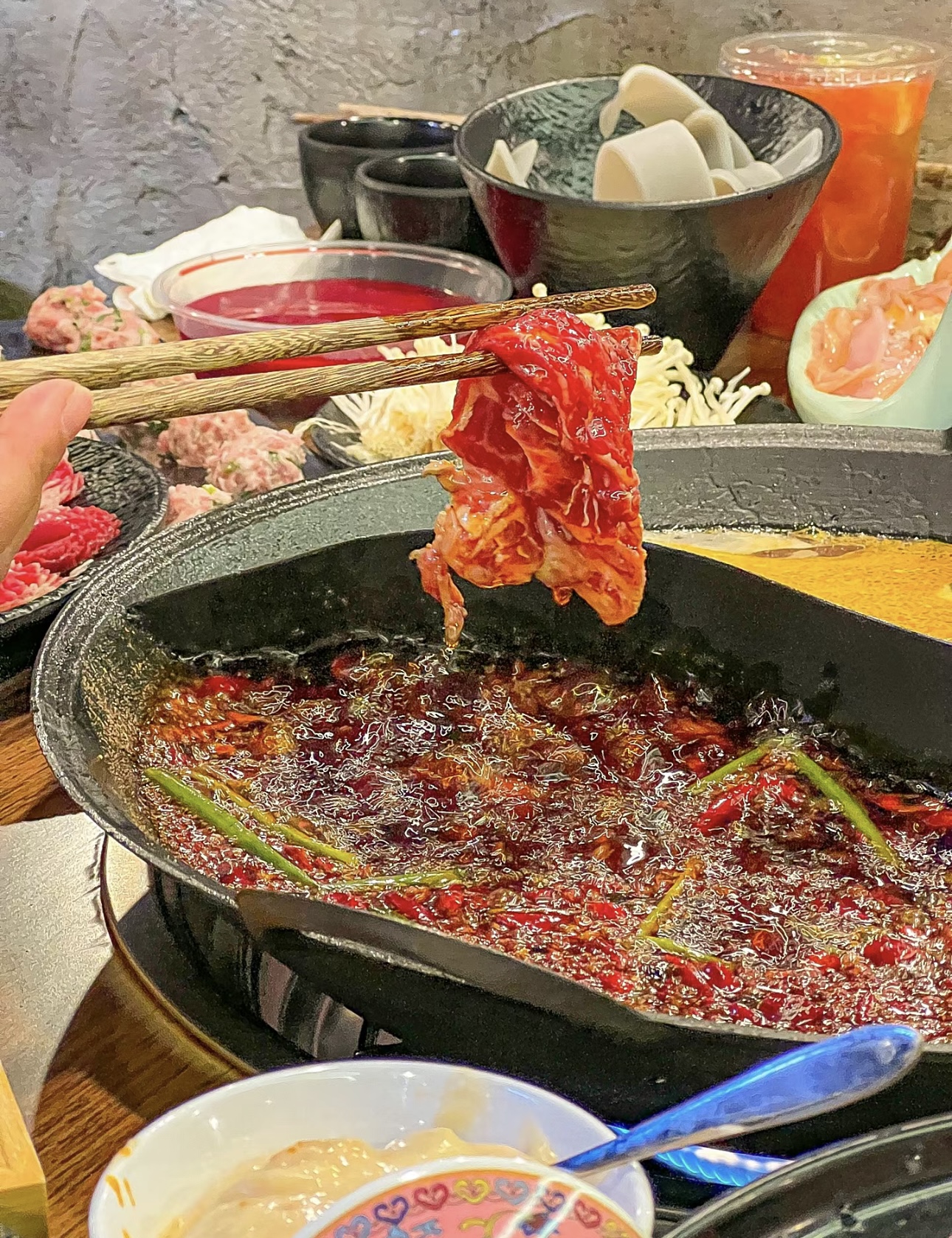 新鲜的牛肉摆在盘中，如艺术品般诱人。夹起 配图2