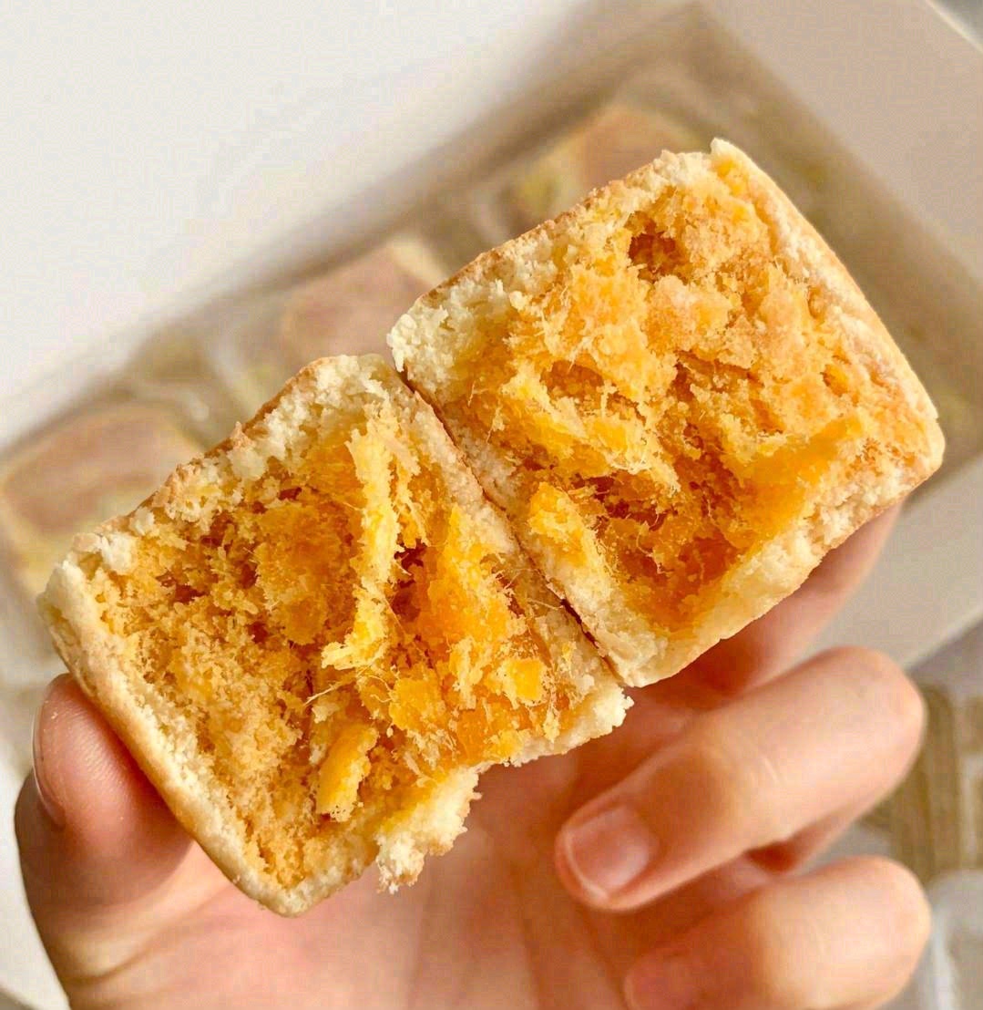 🐣蛋黄肉松的贼香！咸甜口的，饼皮很薄🥞肉 配图1