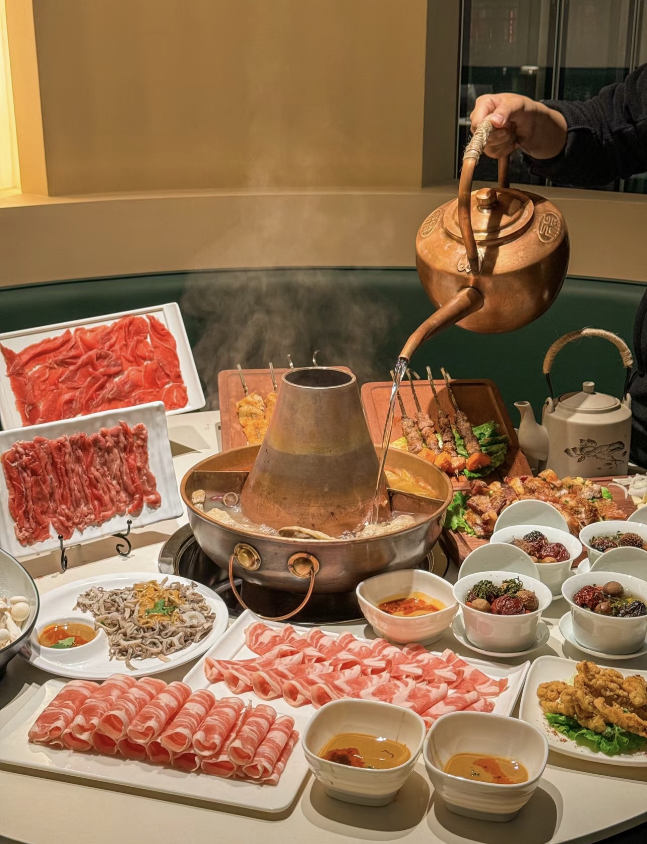 传统铜锅，清水锅底。精选鲜嫩羊肉，一涮即 配图1