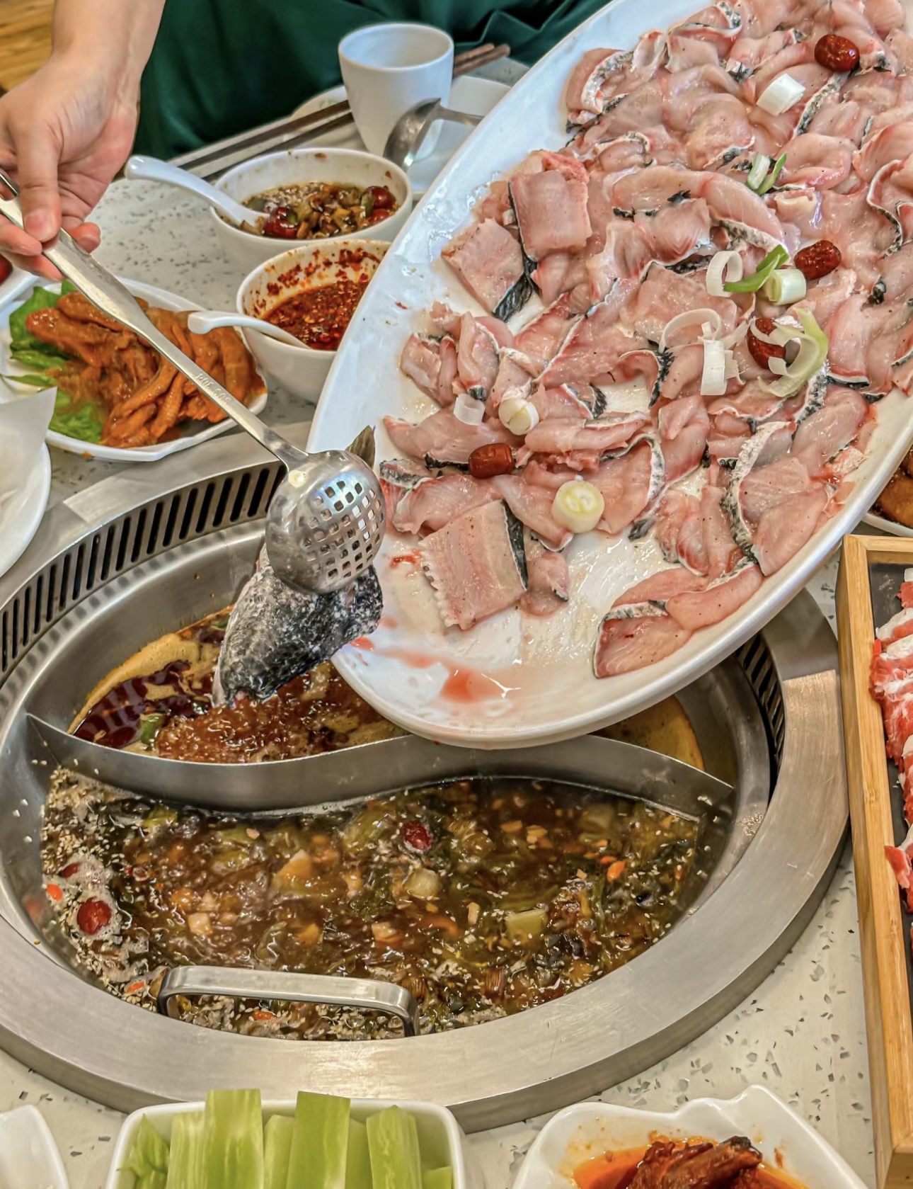 太原特色酸菜鱼火锅，鲜鱼与酸菜完美融合。 配图1