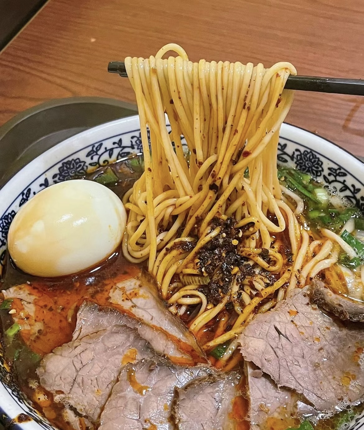 面香四溢，撩动味蕾。专业厨师，精心煮面。 配图1
