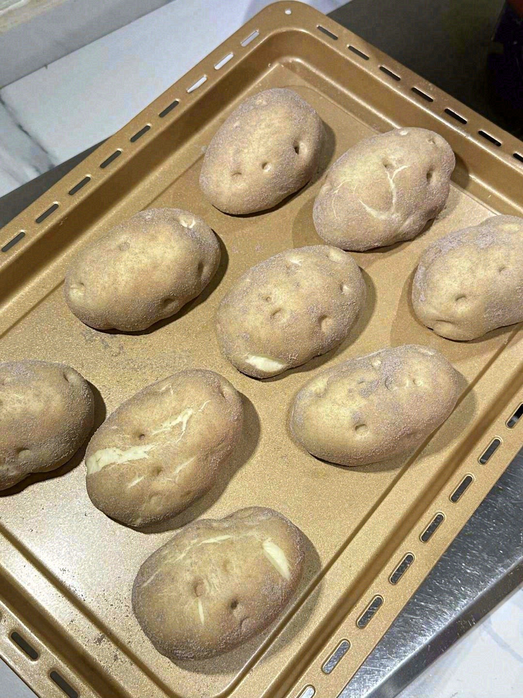🥔土豆泥面包外皮酥脆💥，一口咬下去内里柔 配图2
